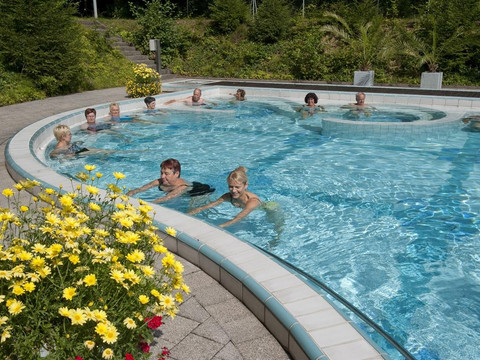 Badegäste im Außenbecken