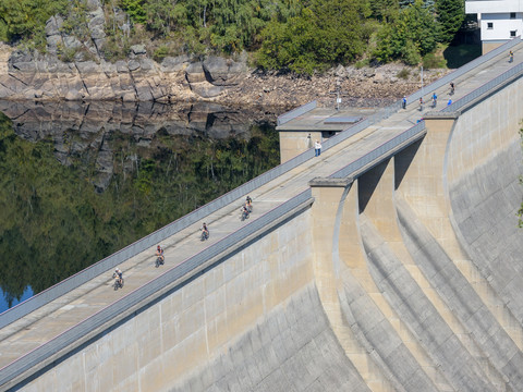 Überquerung der Staumauer der Talsperre Eibenstock
