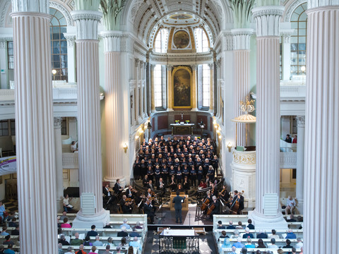 BF 24_Nikolaikirche1_Gert Mothes.jpg Nikolaikirche Innenraum mit Chor und Orchester, hohe Säulen und gewölbte Decke.