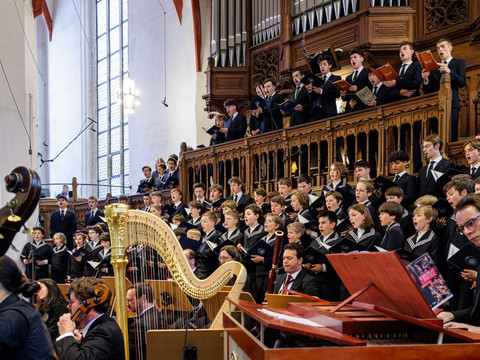 Ein Chor von Jungen und Männern singt in einer Kirche, begleitet von Musikern.A choir of boys and men sings in a church, accompanied by musicians.Chlapecký a mužský sbor zpívá v kostele za doprovodu hudebníků.Chór chłopców i mężczyzn śpiewa w kościele przy akompaniamencie muzyków.Een koor van jongens en mannen zingt in een kerk, begeleid door muzikanten.Un coro di ragazzi e uomini canta in una chiesa, accompagnato da musicisti.