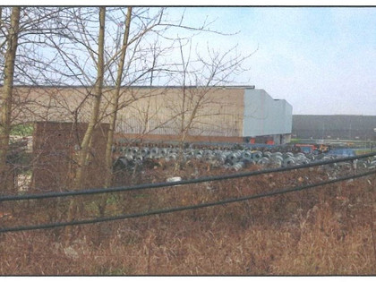 Das Gebäude im Hintergrund ist das Walzwerk 4 und ganz rechts ein Verladekran der Coilverladung.