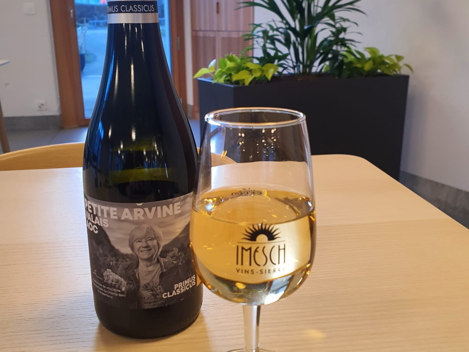 Petite Arvine with glass Stelle.jpg