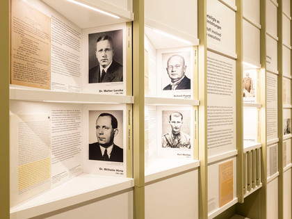 Gedenkstätte-JVA-WF-Biografien.jpg Verschiedene Portraits und Texte zu MitarbeiternVarious portraits and texts on employeesForskellige portrætter og tekster om medarbejdereDiverse portretten en teksten over werknemers