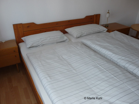 P1010952-Schlafzimmer_Bett_Copyright.jpg