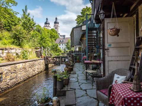 Weberhäuser Plauen Pflasterweg an einem Bach, gesäumt von alten Fachwerkhäusern mit Türmen im Hintergrund.Cobbled path by a stream, lined with old half-timbered houses with towers in the background.Dlážděná cesta u potoka, lemovaná starými hrázděnými domy s věžemi v pozadí.Brukowana ścieżka nad strumieniem, wyłożona starymi domami z muru pruskiego z wieżami w tle.Keienpad langs een beekje, omzoomd met oude vakwerkhuizen met torens op de achtergrond.Sentiero acciottolato lungo un ruscello, fiancheggiato da vecchie case a graticcio con torri sullo sfondo.