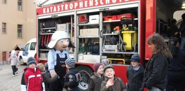 Hofbild mit Feuerwehr