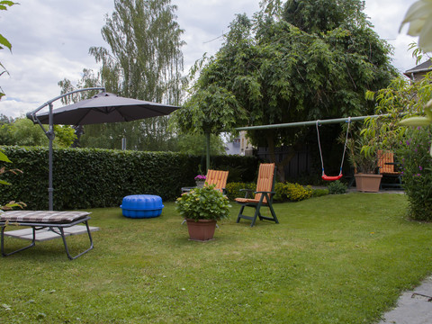 Garten mit Sitzecke und Schaukel