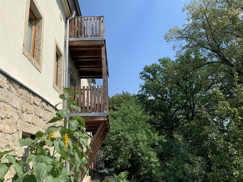 Außenansicht des Hauses mit Balkonen