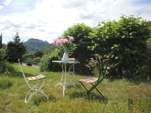 Sitzgelegenheit im Garten mit Festungsblick