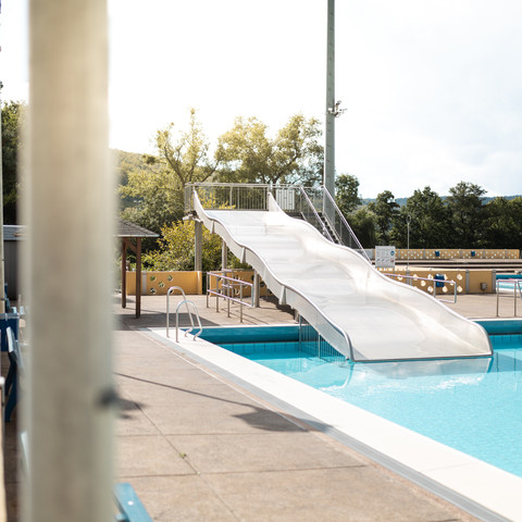 Hochbad Wellenrutsche.jpeg