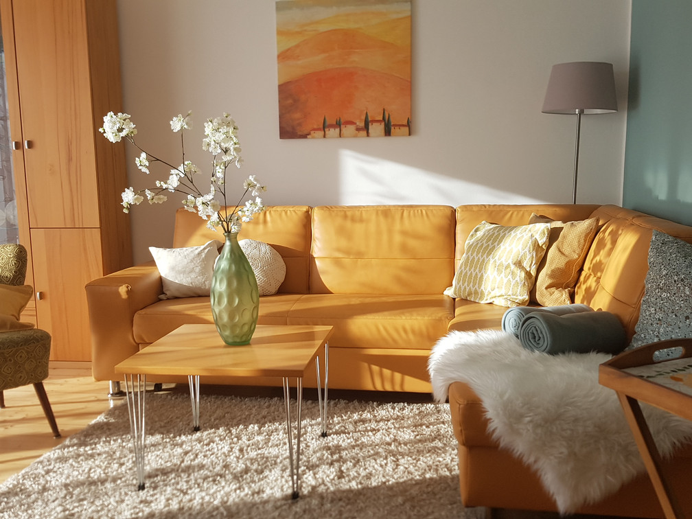 fewo-lebensfreude-wohnzimmer.jpg Wohnzimmer mit Sofa, Tisch und Cocktailsessel