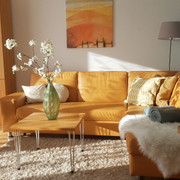 fewo-lebensfreude-wohnzimmer.jpg Wohnzimmer mit Sofa, Tisch und Cocktailsessel