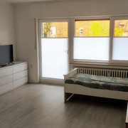 fewo-an-der-weser-schlafzimmer2.jpg Schlafzimmer mit Einzelbett, Kommode und FernseherBedroom with single bed, chest of drawers and TV