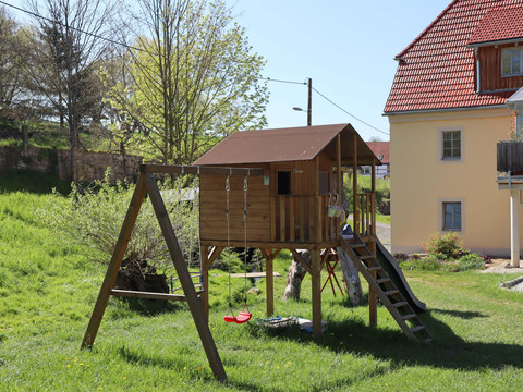 Spielhaus, Rutsche und Schaukel
