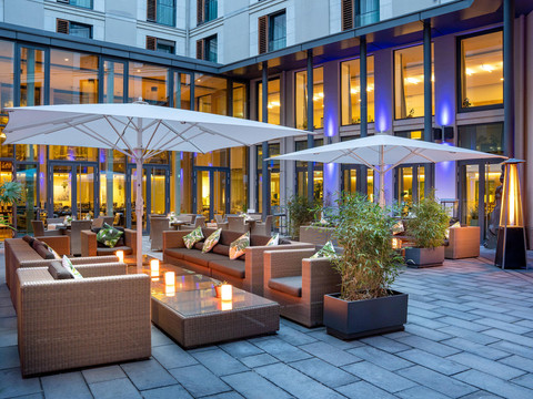 230InnsideDresden-Ven Restaurant Patio night