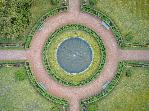 Kreisförmiger Garten des Schloss Weesenstein mit zentralem Brunnen, umgeben von grünen Hecken und Blumenbeeten, mit vier Bänken auf den Wegen.Circular garden of Weesenstein Castle with central fountain, surrounded by green hedges and flowerbeds, with four benches on the paths.Kruhová zahrada zámku Weesenstein s centrální fontánou, obklopená zelenými živými ploty a květinovými záhony, se čtyřmi lavičkami na cestách.Okrągły ogród zamku Weesenstein z centralną fontanną, otoczony zielonymi żywopłotami i rabatami kwiatowymi, z czterema ławkami na ścieżkach.Ronde tuin van kasteel Weesenstein met een centrale fontein, omgeven door groene hagen en bloemperken, met vier bankjes op de paden.Giardino circolare di Castel Weesenstein con fontana centrale, circondato da siepi verdi e aiuole, con quattro panchine sui vialetti.