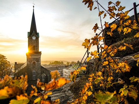 Schöneck im Oktober Herbstlicher Sonnenuntergang über Schönecks Kirche, umrahmt von buntem Laub im Oktober.