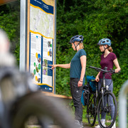 rastplatz_tonenburg_Henning_Orendt (18).jpg Zwei Frauen mit Fahrrädern vor Infotafel