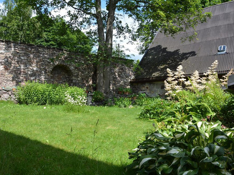 HausGarten mit Natursteinmauer
