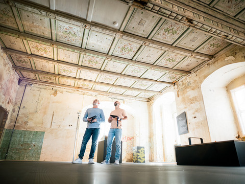 HistoPad in Schloss Colditz - Sehenswürdigkeiten in der Leipzig Region Zu sehen sind zwei Personen die mit ihren HistoPads in einem Raum des Schlossrundgangs Colditz stehen, Ausflug, Geschichte You can see two people standing with their HistoPads in a room of the Colditz castle tour, excursion, historyV místnosti prohlídky hradu Colditz, exkurze, historie, můžete vidět dvě osoby stojící se svými HistoPady.Widać dwie osoby stojące ze swoimi HistoPadami w pokoju podczas zwiedzania zamku Colditz, wycieczka, historiaJe ziet twee mensen met hun HistoPads in een kamer van de Colditz kasteelrondleiding, excursie, geschiedenisSi possono vedere due persone in piedi con i loro HistoPad in una stanza del castello di Colditz.