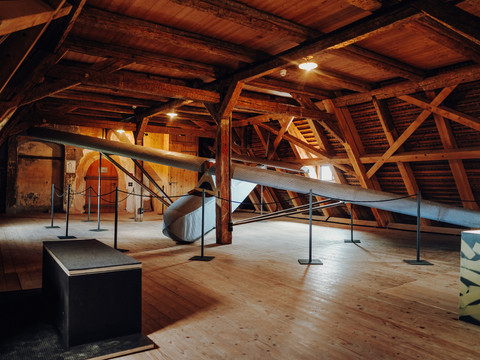 Ein Segelflugzeug als Fluchtinstrument aus dem Kriegsgefangenenlager Schloss Colditz auf dem Dachboden, Schlösserland Sachsen, Ausflug