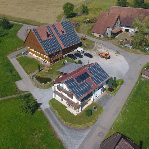 Hausansicht von oben mit Photovoltaikanlage