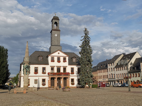 Rathaus Rochlitz mit Marktbrunnen