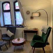 fewo_montreux_sitzecke2.jpg Sitzecke mit zwei Sesseln und antiken Tischchen