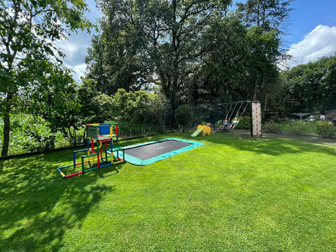 garten-mit-spielgeraete.jpg