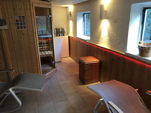 finnische-sauna-inklusiv-beleuchtung-und-cd-spieler.webp