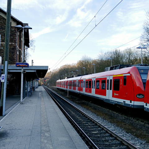 Herchen Bahnhof mit Zug.jpg