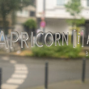 Brasserie Capricorn i aries In großen Lettern steht der Restaurantname auf einem Schild.The restaurant's name is written in large letters on a sign.