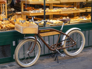 Bakery Zimmermann Ein nostalgisches Fahrrad mit der Aufschrift Bäckerei Zimmermann lehnt am Schaufenster an.A nostalgic bicycle with the words Zimmermann Bakery written on it is leaning against the shop window.