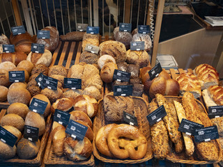 Bakery Zimmermann Blick durch das Schaufenster auf frische Brötchen und Brot.Fresh rolls and bread in the shop window.