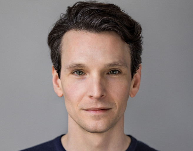 Gutkind_Tambrea_Autorenfoto_c_Marcus_Höhn_komprimiert.jpg Porträtbild von Gutkind Tambrea.