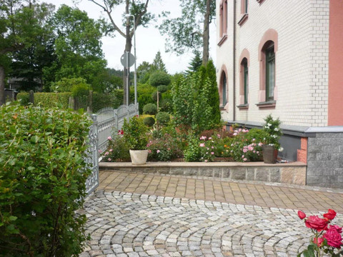 hofeinfahrtvorgarten