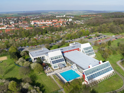 Luftbildaufnahme Thermalsolbad Salzgitter-Bad mit benachbartem Parkplatz und Reisemobilstellplatz