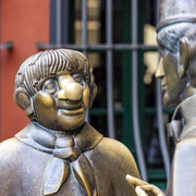 Tünnes and Schäl Monument Die Bronzefigurengruppe zeigt die kölschen Originale "Tünnes und Schäl" im historischen Zentrum von Köln. Beide Figuren sind lebensecht gestaltet.The bronze figure group shows the Cologne originals "Tünnes and Schäl" in the historic center of Cologne. Both figures are designed to be lifelike.