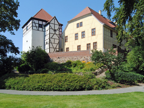 Burg Düben in Bad Düben - Sehenswürdigkeiten in der Leipzig Region Außenansicht der Burg umgeben von Wiese und Bäumen, Kultur, Sehenswürdigkeiten, Freizeit