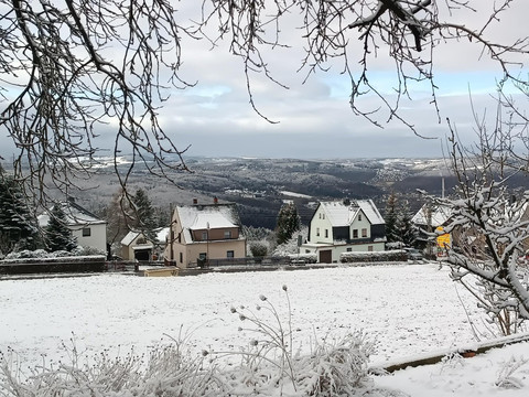 Blick vom Garten ins Gebirge