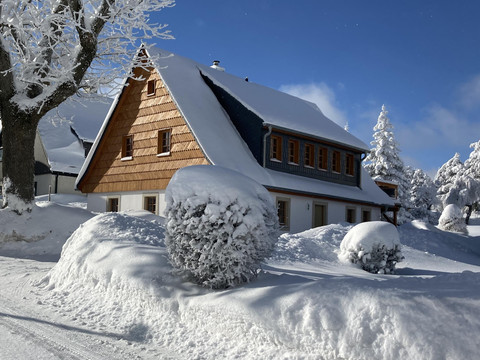 Winterbild Hausansicht