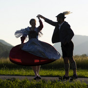 Trachtenpaar Trachtenpaar tanzend bei Sonnenuntergang vor Bergkulisse