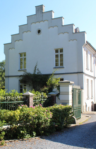 Haus Morp in Erkrath Außenaufnahme von Haus Morp in Erkrath. Das weiße Gebäude sticht durch seine Treppenartige Frontseite hervor.