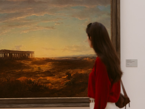 Ausstellungsraum im Museum der bildenden Künste Leipzig mit einem Gemälde an der Wand und einer Besucherin davor, Galerie, KultureinrichtungExhibition room in the Museum of Fine Arts Leipzig with a painting on the wall and a visitor in front of it, gallery, cultural institutionVýstavní místnost v Muzeu výtvarných umění v Lipsku s obrazem na stěně a návštěvníkem před ním, galerie, kulturní instituceSala wystawowa w Muzeum Sztuk Pięknych w Lipsku z obrazem na ścianie i zwiedzającym przed nim, galeria, instytucja kulturyTentoonstellingsruimte in het Museum voor Schone Kunsten Leipzig met een schilderij aan de muur en een bezoeker ervoor, galerie, culturele instellingSala espositiva del Museo di Belle Arti di Lipsia con un dipinto alla parete e un visitatore di fronte ad esso, galleria, istituzione culturale