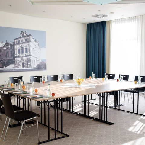 Tagungsraum Tagungsraum im RAMADA BY WYNDHAM DRESDENConference room at RAMADA BY WYNDHAM DRESDEN