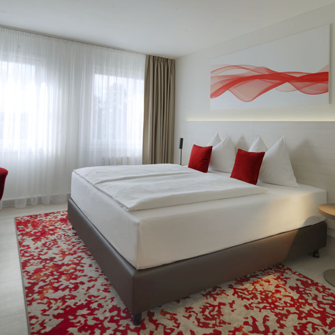 Standard Doppelbett Standard Doppelbett im RAMADA BY WYNDHAM DRESDENStandard double bed at RAMADA BY WYNDHAM DRESDEN