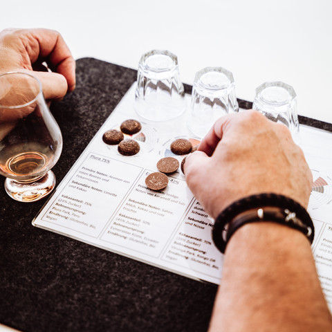 Exklusives Erlebnis Rum Schokolade Degustation Schokoblättchen Exklusives Erlebnis Rum Schokolade Degustation Schokoblättchen