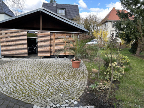 Carport und Parkmöglichkeit im Grundstück