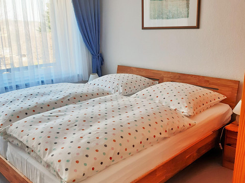 Schlafzimmer mit neuem Doppelbett