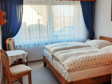 Schlafzimmer mit zusätzlicher Sitzmöglichkeit